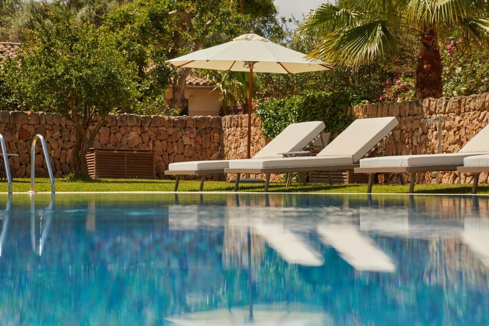 Swimming pool, sunbed