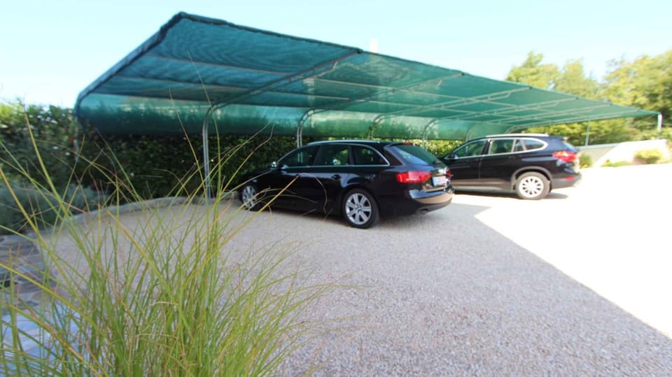Summer, Parking