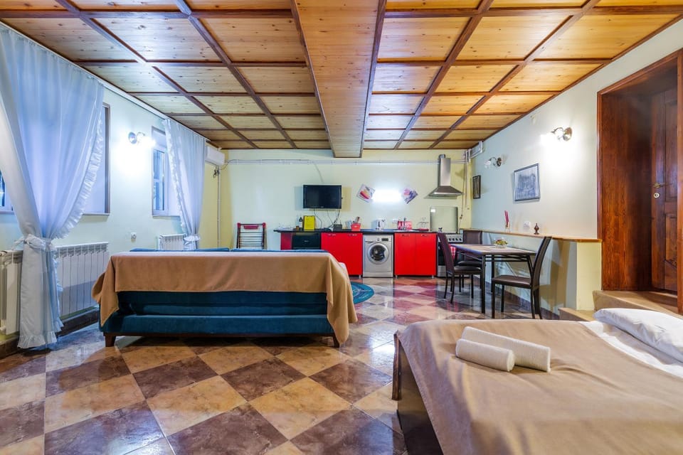 Kitchen or kitchenette, Living room, Seating area, Dining area