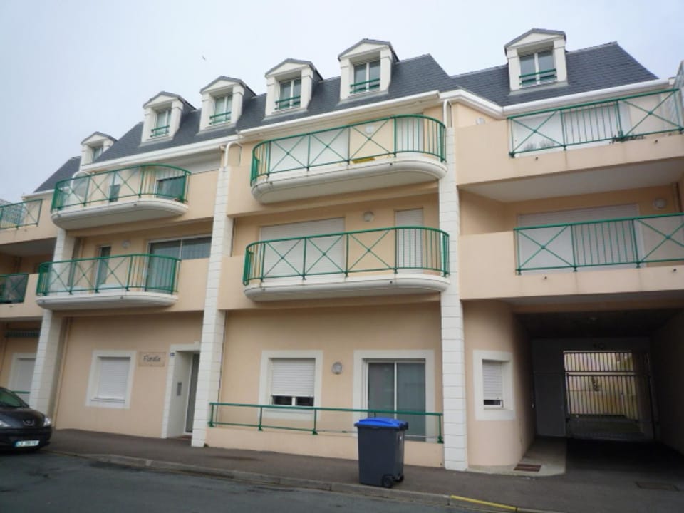 Appartement T2 : grande terrasse équipée, parking, à 200m de la mer et 400m de la plage - FR-1-92-735 Apartment in Château-d'Olonne