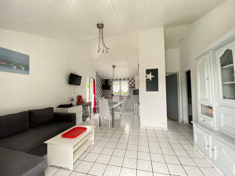 Maison de Charme au Calme avec Jardin Clos, WIFI, Proche Plage du Marais Girard, Animaux Acceptés - FR-1-231-133 House in Pays de la Loire