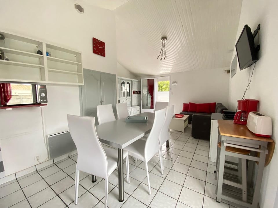 Maison de Charme au Calme avec Jardin Clos, WIFI, Proche Plage du Marais Girard, Animaux Acceptés - FR-1-231-133 House in Pays de la Loire