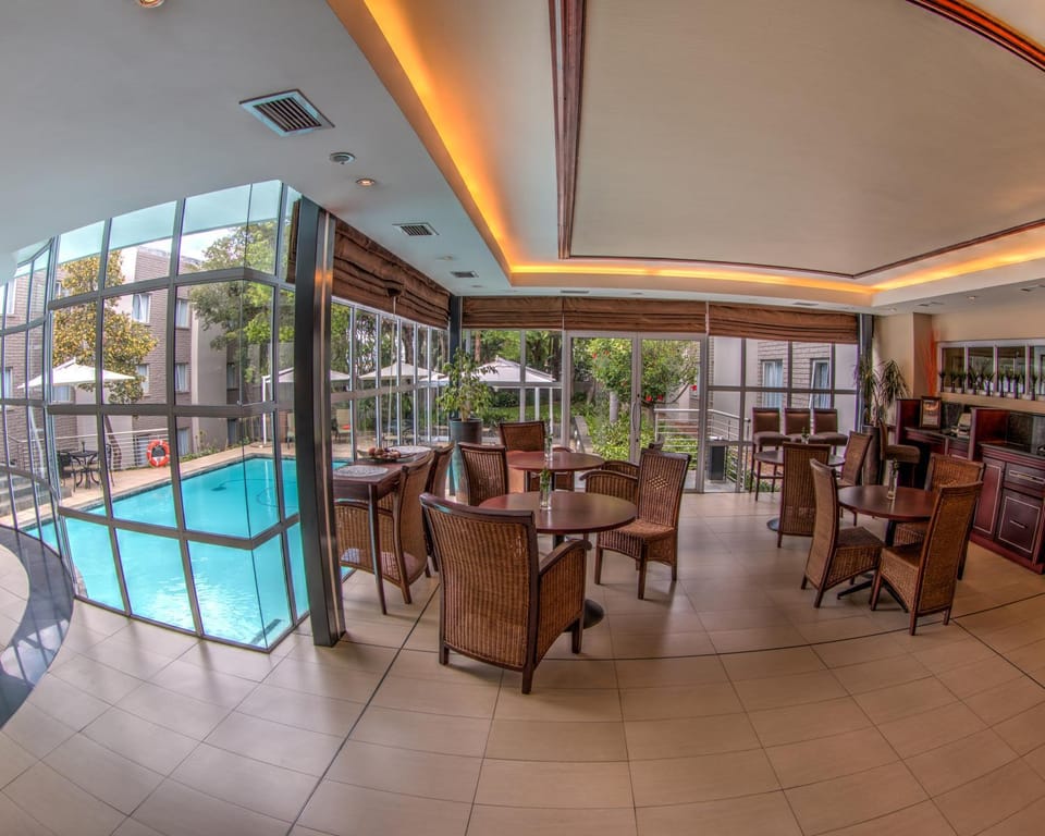 Restaurant/places to eat, Pool view