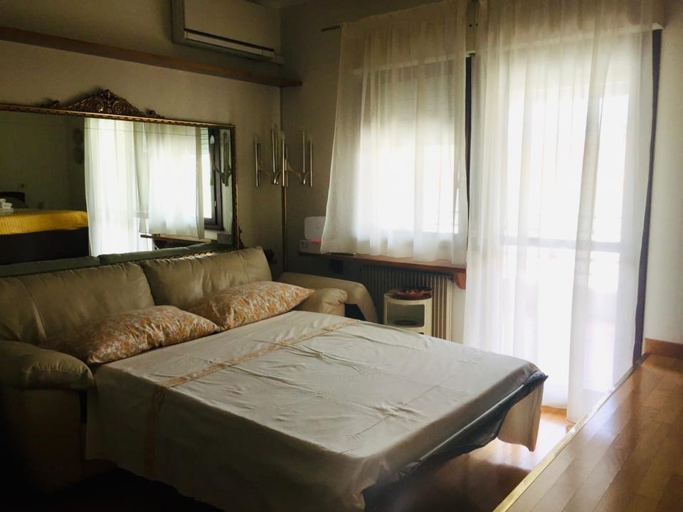 Bed, Photo of the whole room, air conditioner