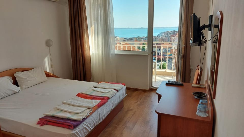 Guest House Rona - Free Parking and Sea View Bed and Breakfast in Burgas Province