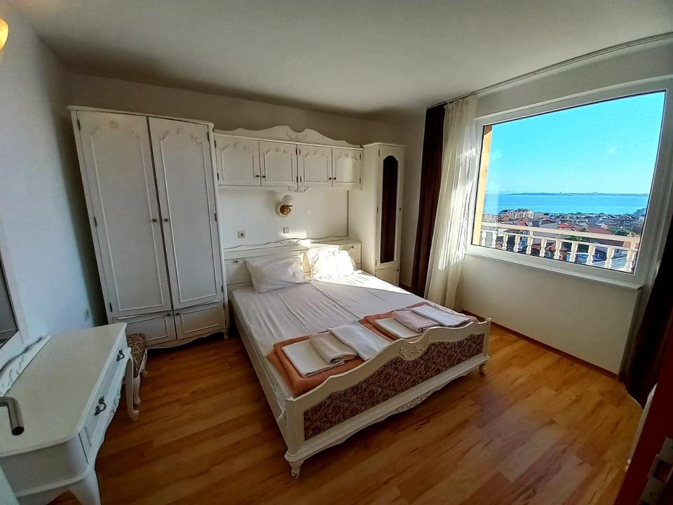 Guest House Rona - Free Parking and Sea View Bed and Breakfast in Burgas Province