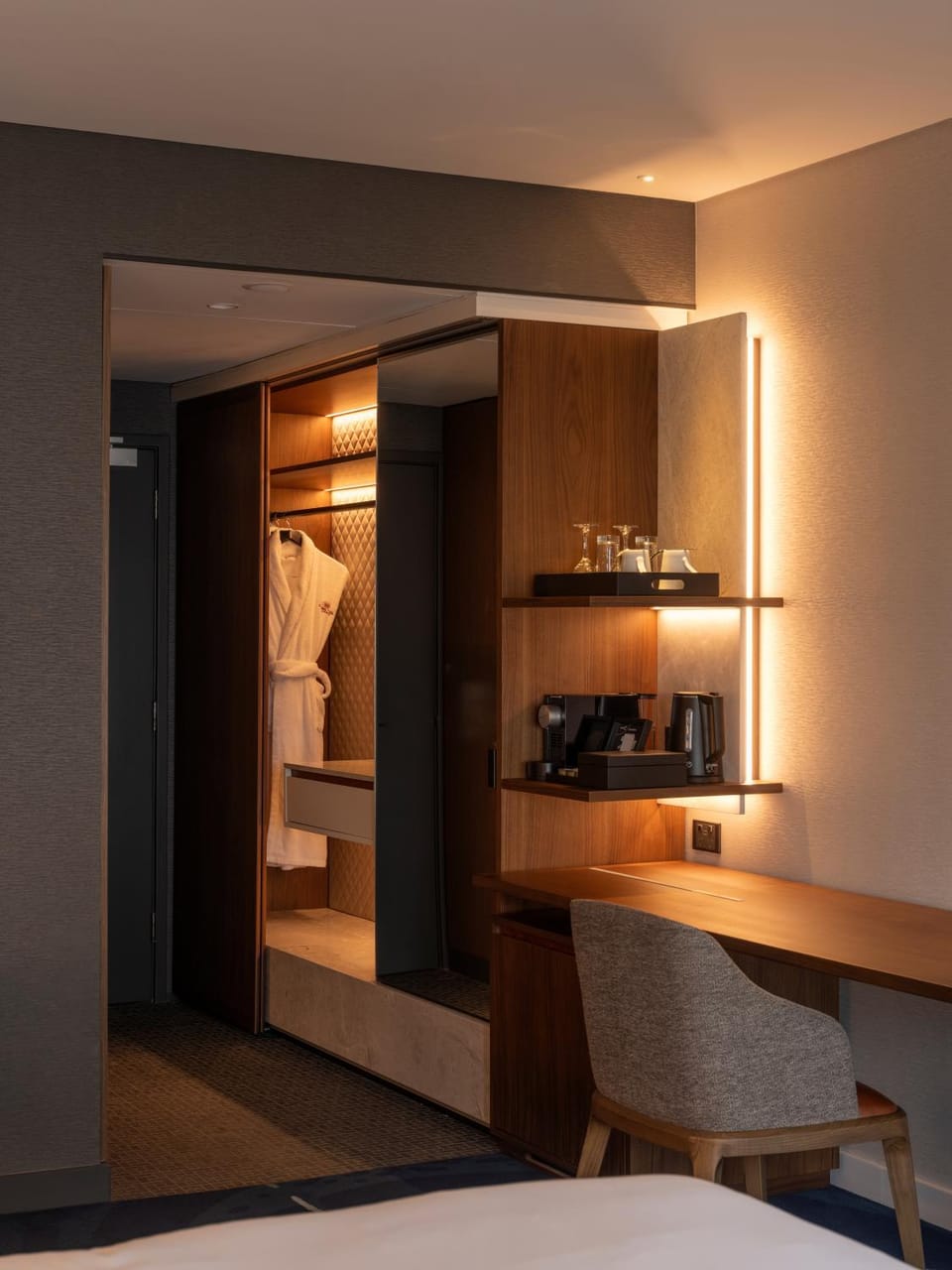 Bedroom, minibar