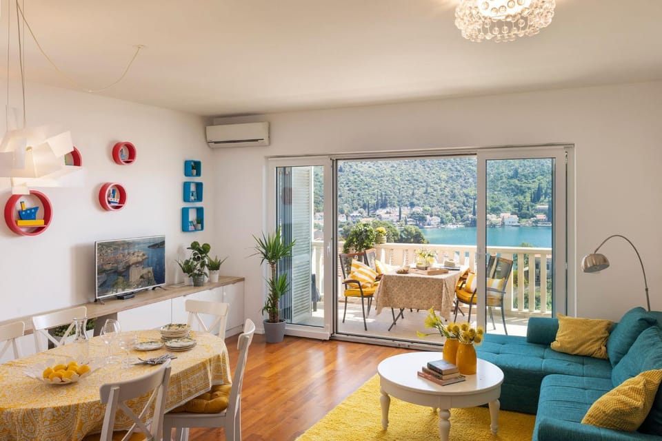 Living room, Sea view