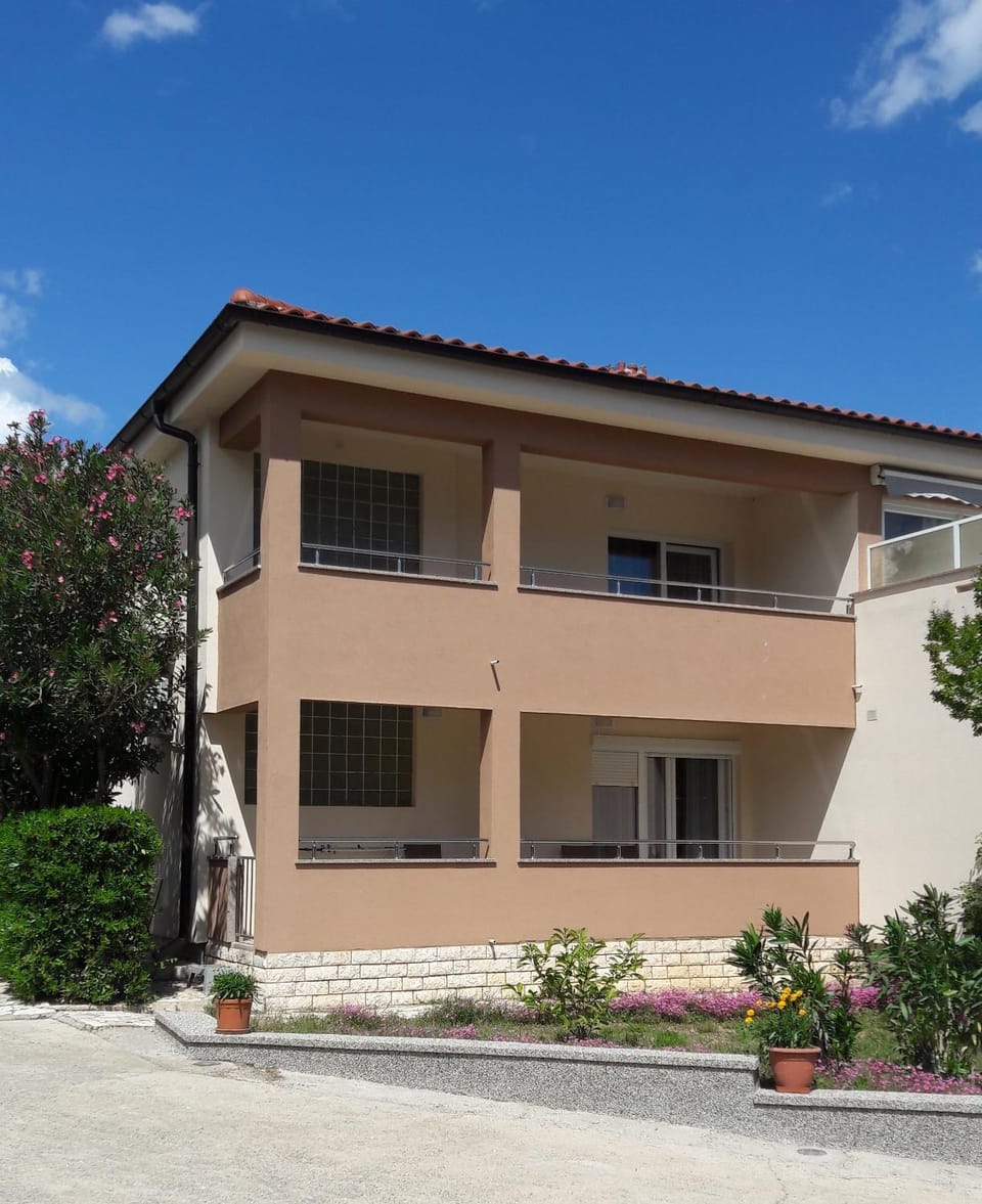 Property building, Facade/entrance, Garden, Balcony/Terrace, Area and facilities