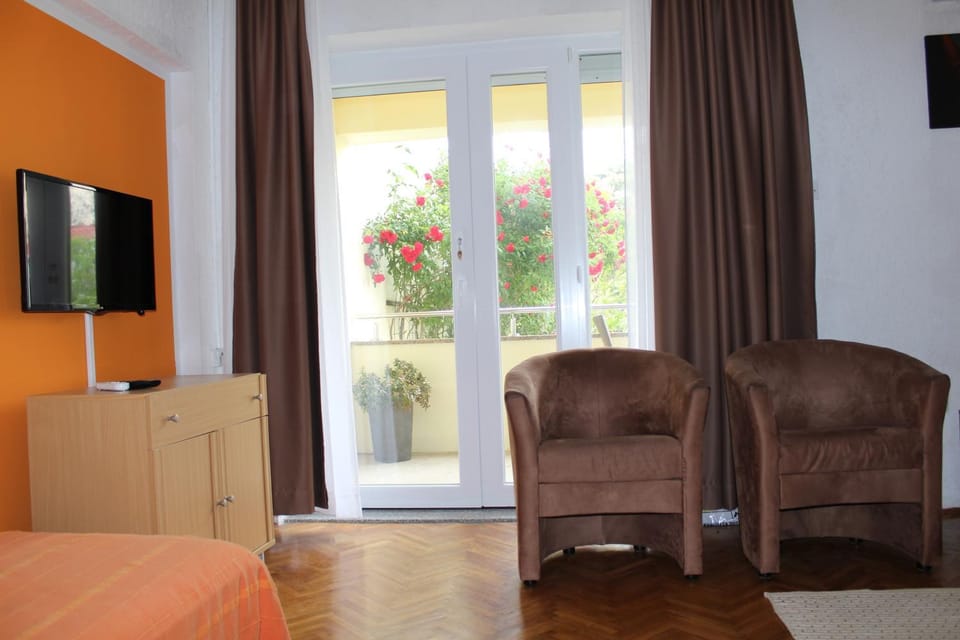 Living room, Garden view