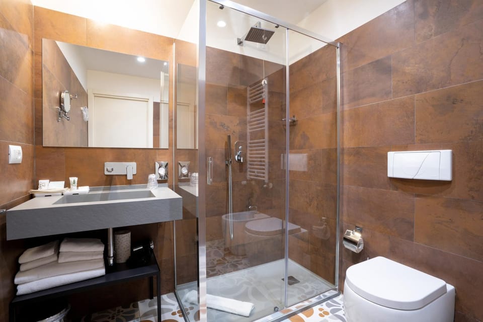 Shower, Toilet, Bathroom, bidet, towels