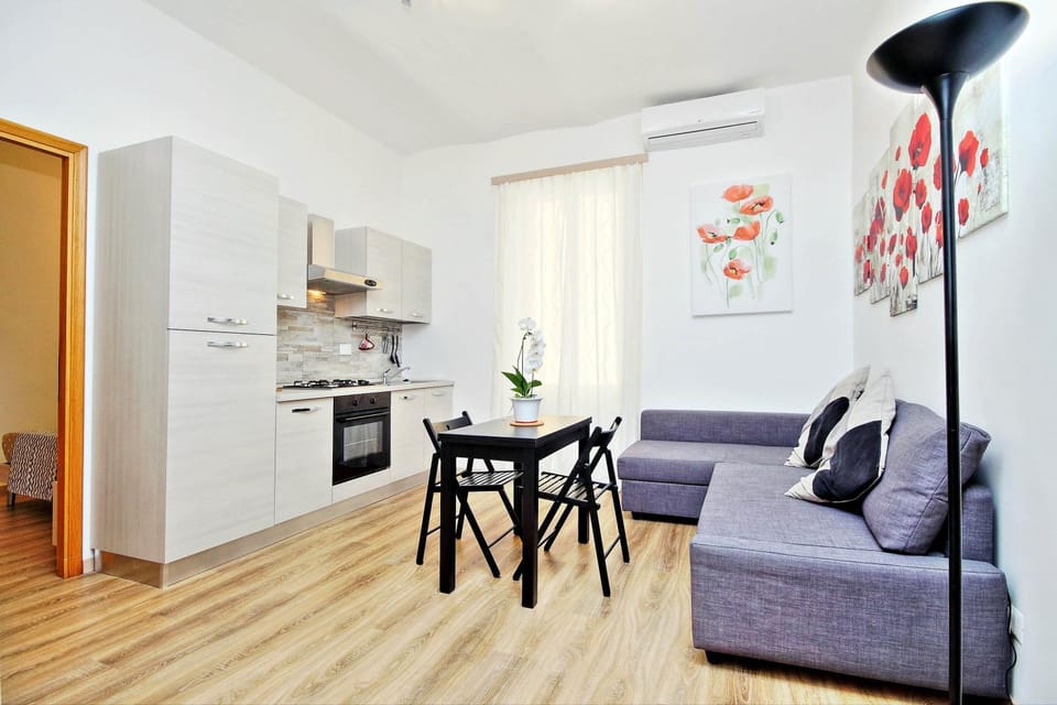 Photo of the whole room, Dining area