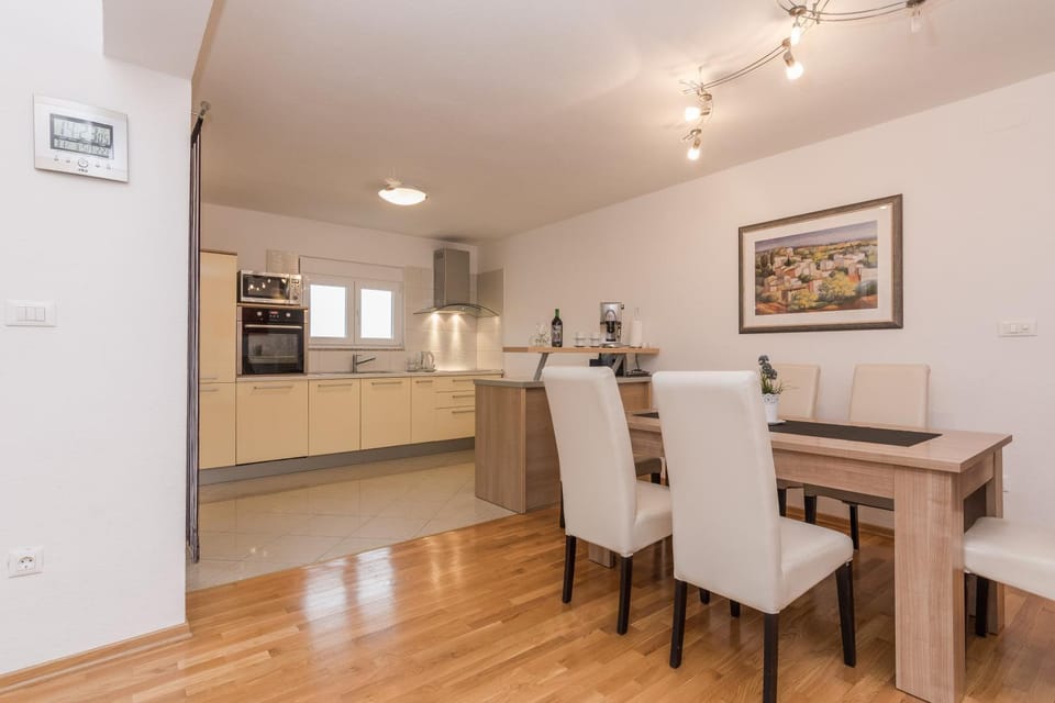 On-site shops, Dining area