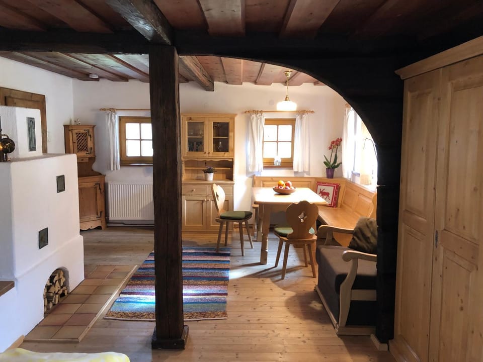Seating area, Dining area