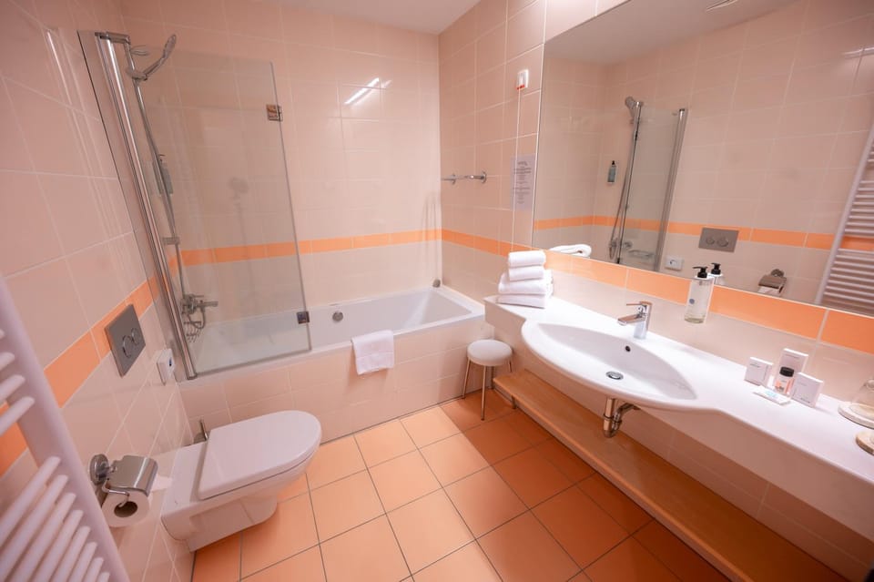 Toilet, Bathroom, Bath, towels