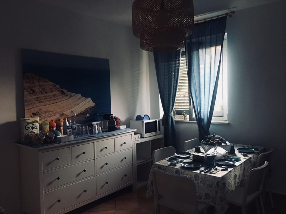 Dining area, minibar