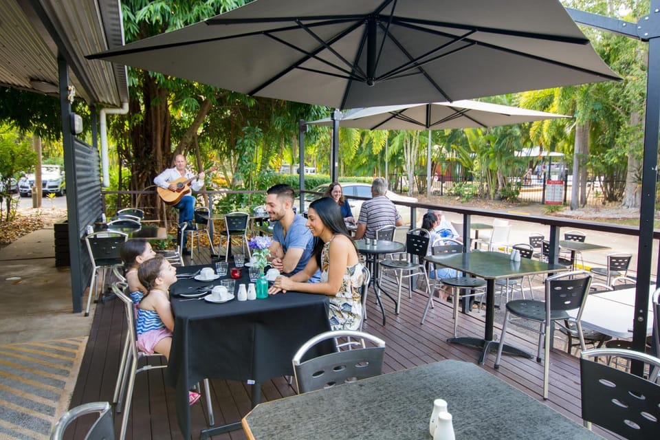Restaurant/places to eat, People, Breakfast