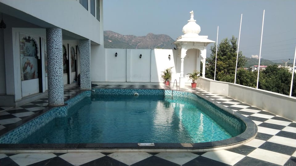 Restaurant/places to eat, Business facilities, Swimming pool