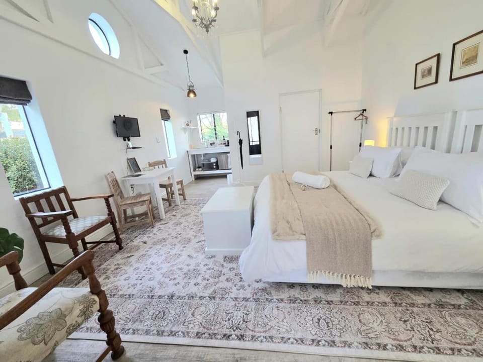Bed, TV and multimedia, Photo of the whole room, Seating area, Bedroom, towels