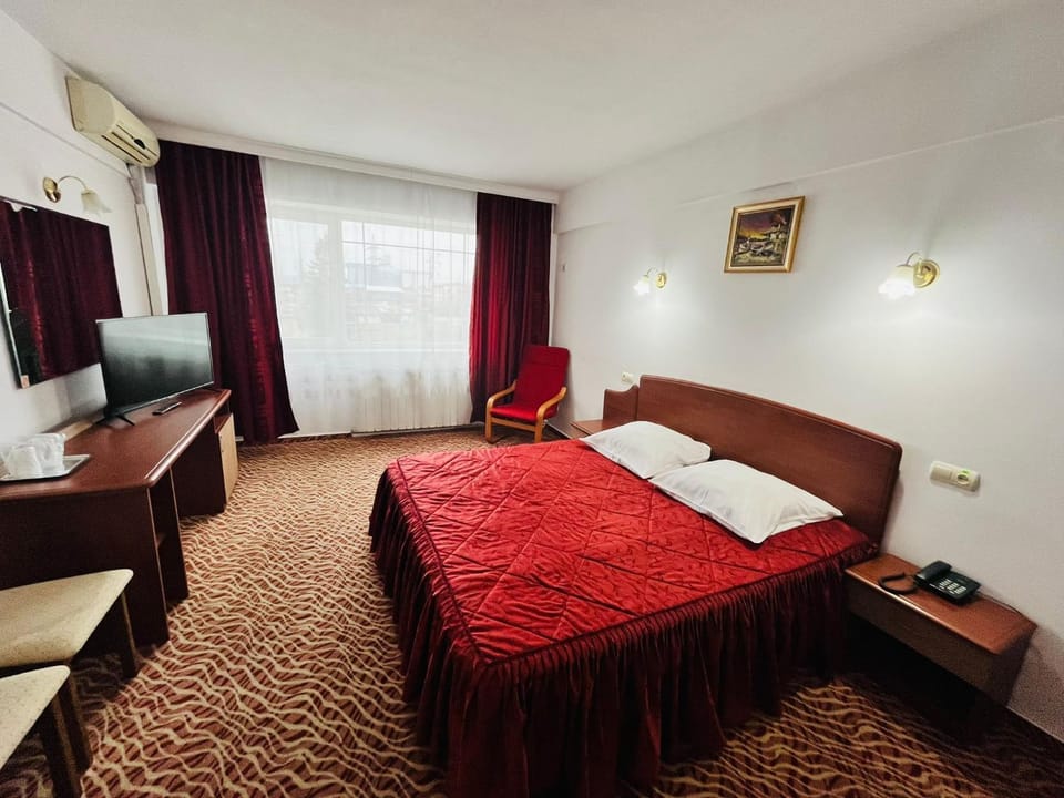 Restaurant/places to eat, Communal lounge/ TV room, Bed, TV and multimedia, Photo of the whole room, Bedroom, Breakfast, hair dresser