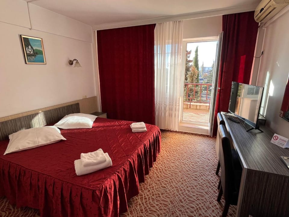 Bed, TV and multimedia, Photo of the whole room, Bedroom, hair dresser, internet, towels, air conditioner