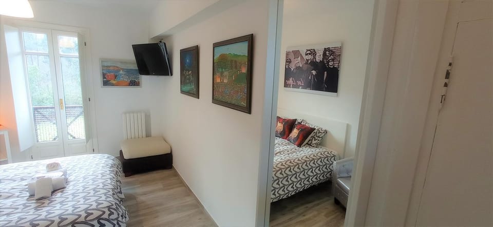 Bed, TV and multimedia, Photo of the whole room, Bedroom