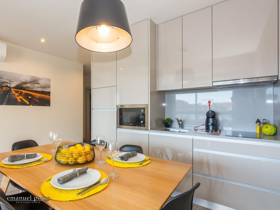 Coffee/tea facilities, Kitchen or kitchenette, Decorative detail, Dining area, Communal kitchen, stove