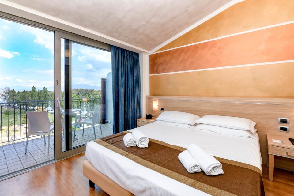 Bed, View (from property/room), Balcony/Terrace, Bedroom, Facility for disabled guests