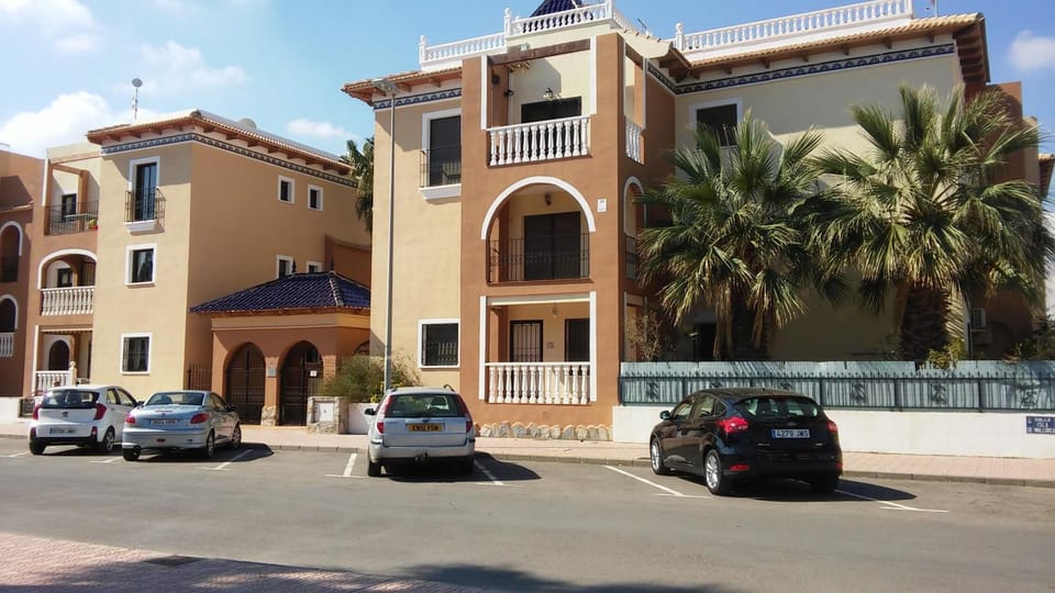 Facade/entrance, Neighbourhood, Balcony/Terrace, Street view