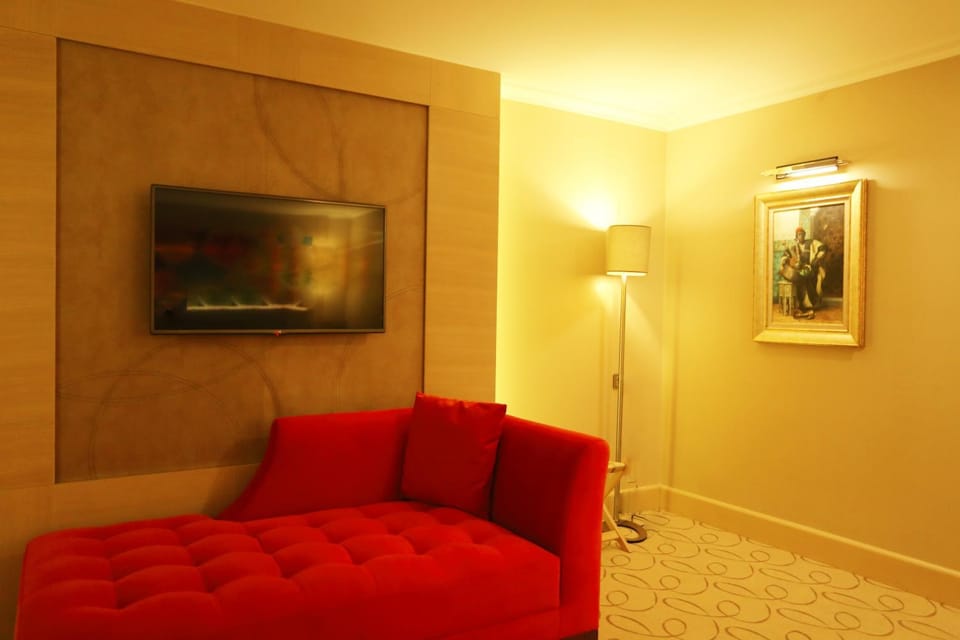 Communal lounge/ TV room, TV and multimedia, Living room, Seating area, Bedroom