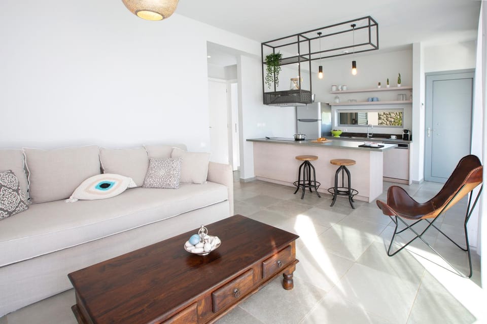 Coffee/tea facilities, Kitchen or kitchenette, Living room