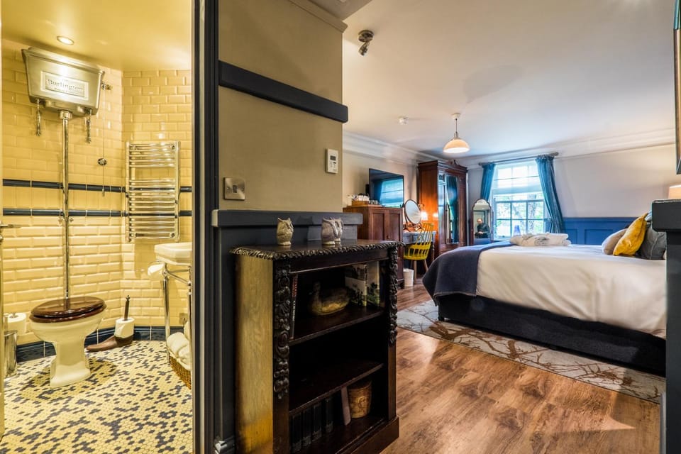 Toilet, Bed