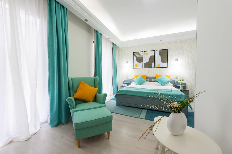 Bed, Photo of the whole room, Seating area