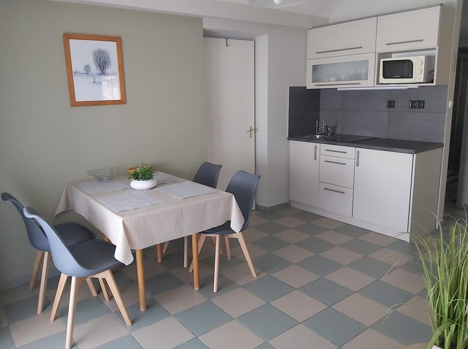Kitchen or kitchenette, Dining area, minibar, stove
