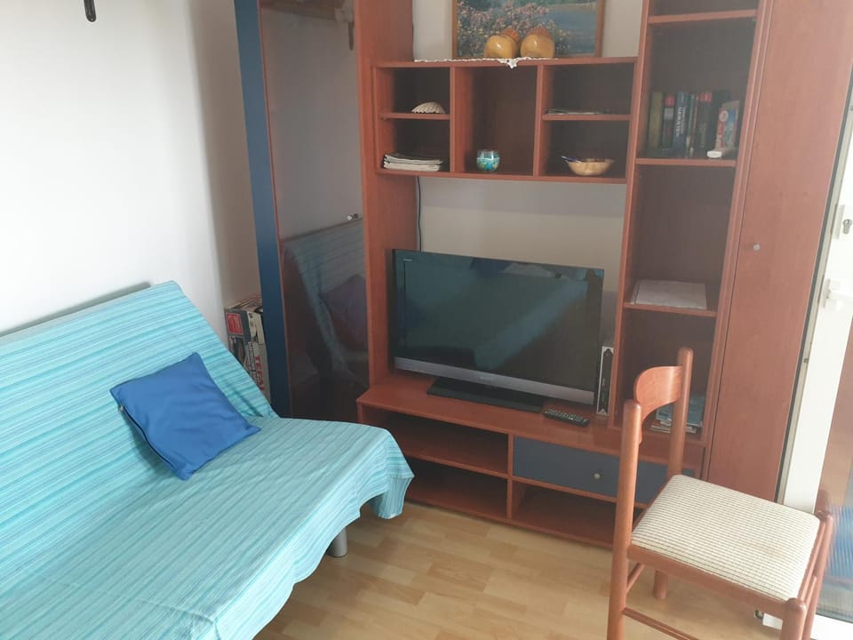 Communal lounge/ TV room, Bed, TV and multimedia, Living room, Seating area