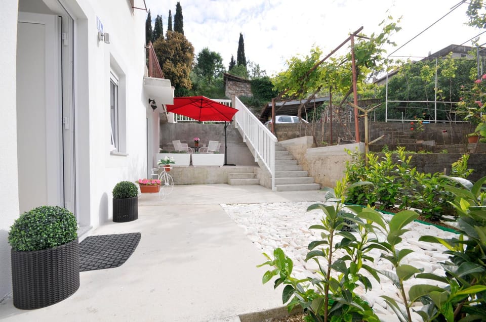 Facade/entrance, Balcony/Terrace