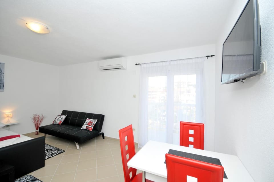 Kitchen or kitchenette, Living room, Dining area, Bedroom