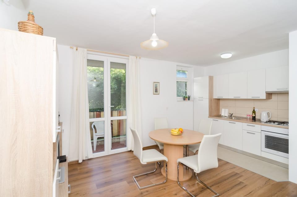 Coffee/tea facilities, Kitchen or kitchenette, Dining area