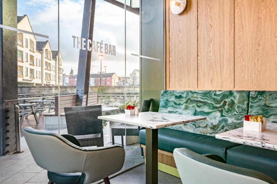 Restaurant/places to eat, Lounge or bar