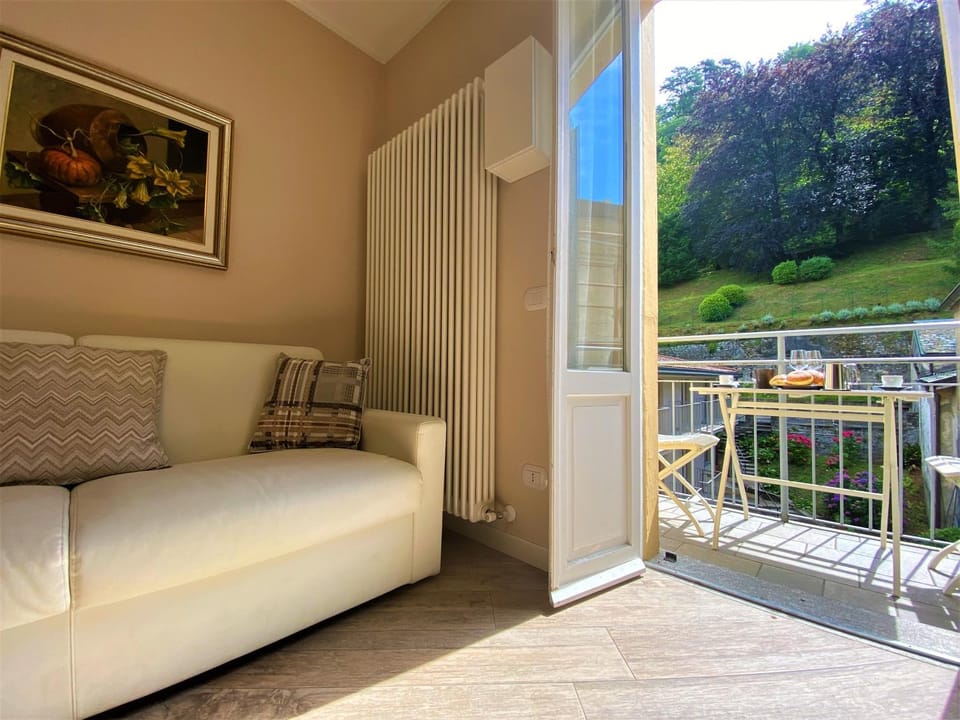 Balcony/Terrace, Living room, Seating area, Dining area, On site, Garden view