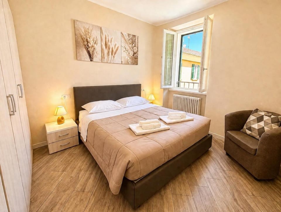 Bed, Photo of the whole room, Bedroom, towels
