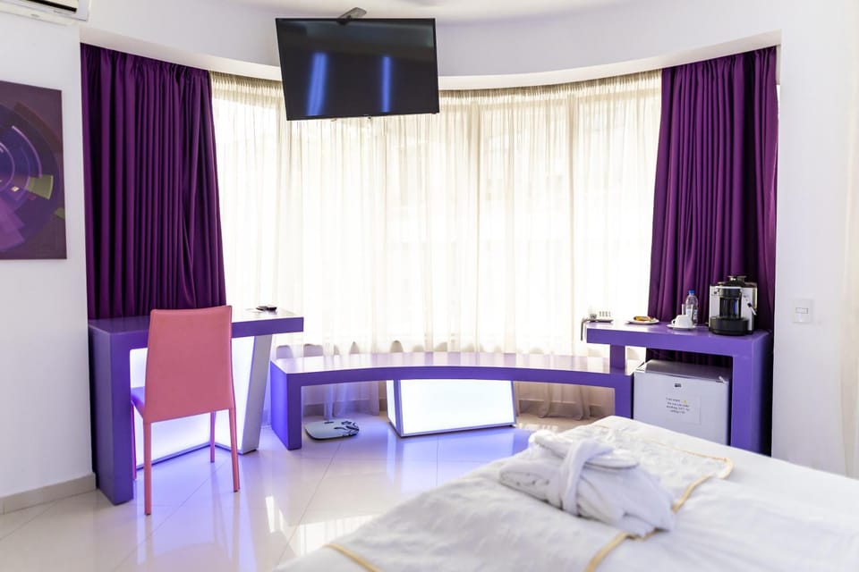 TV and multimedia, Coffee/tea facilities, Photo of the whole room, Seating area, Bedroom
