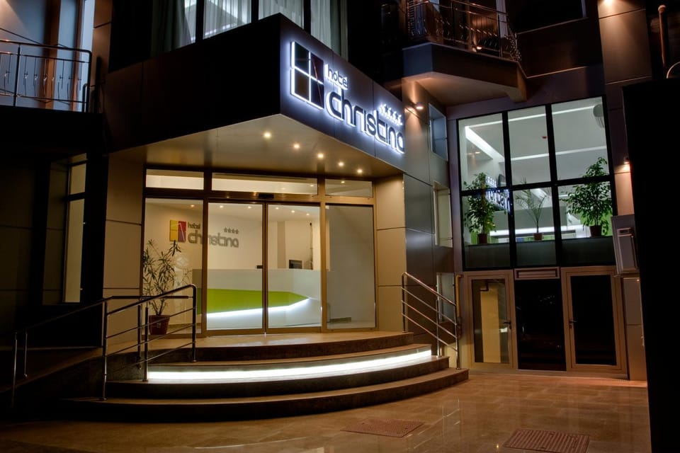Facade/entrance, Night, Lobby or reception, On site