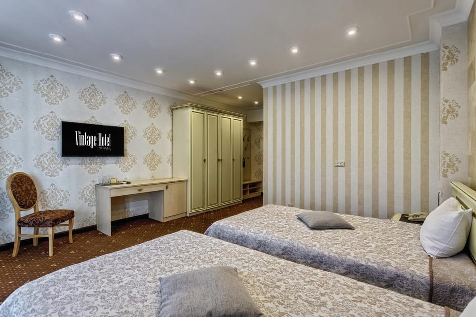 Bed, TV and multimedia, Photo of the whole room, Bedroom, hair dresser, wardrobe