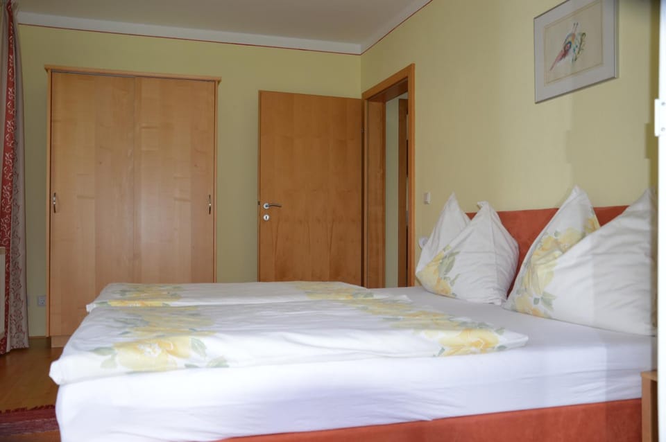 Photo of the whole room, Decorative detail, Decorative detail