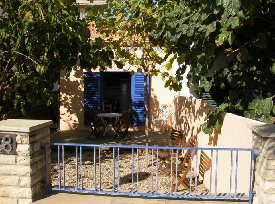 Salou 1 · House -garden in front of the beach - Ferrari Land Apartment in Salou