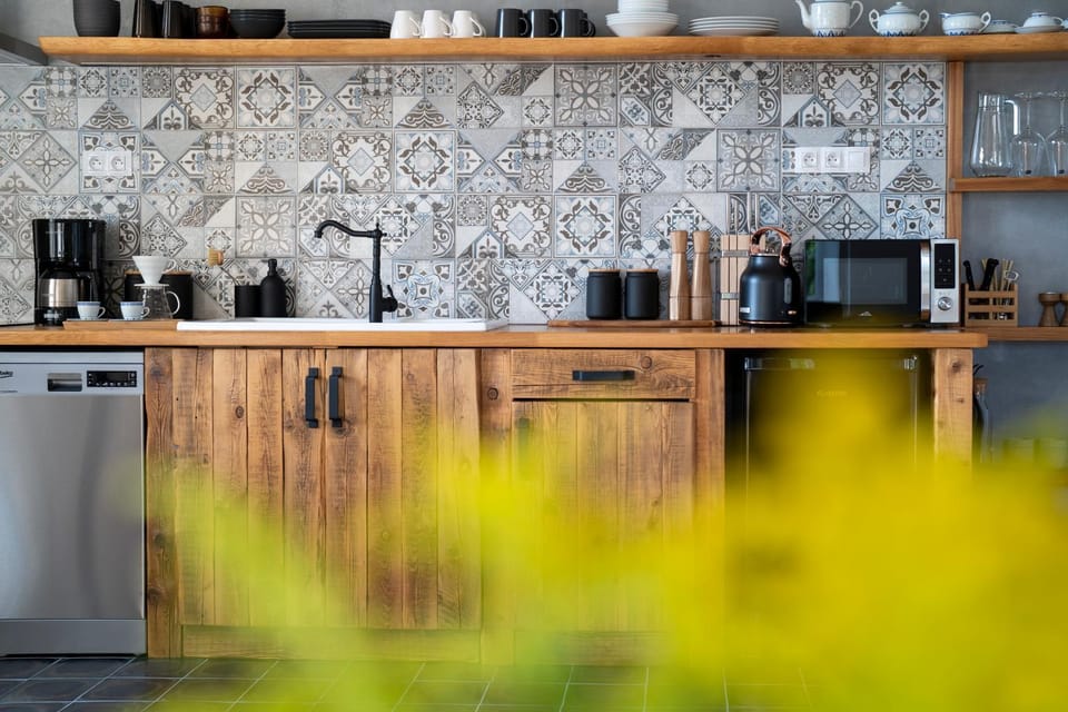 Coffee/tea facilities, Kitchen or kitchenette, stove