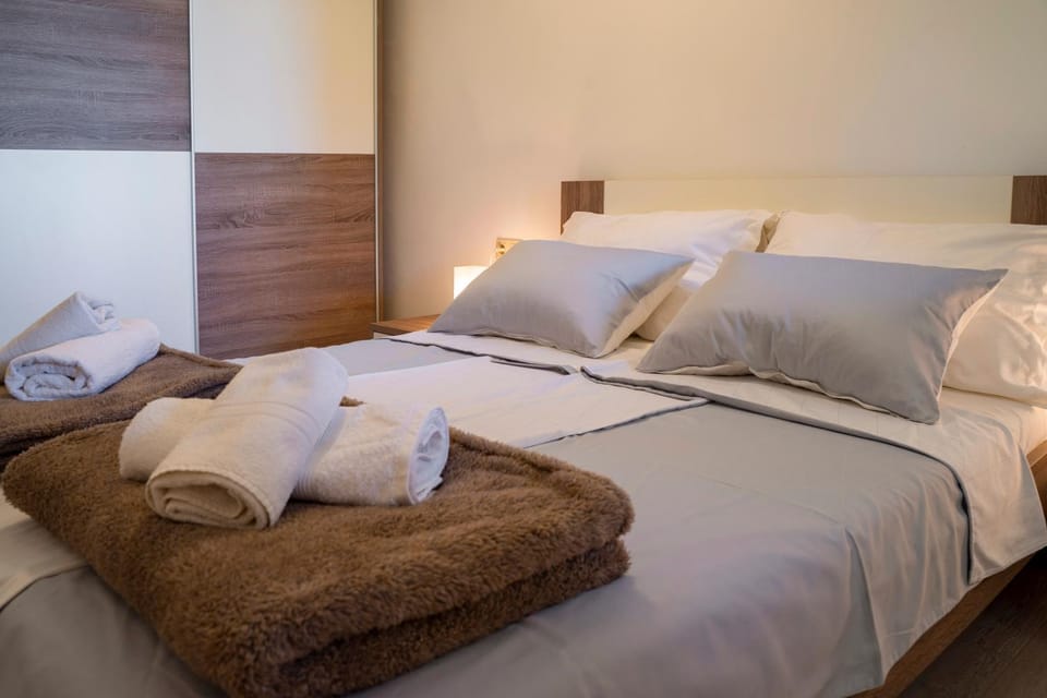 Bed, Bedroom, towels