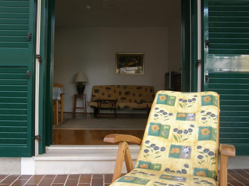 Facade/entrance, Living room, Seating area