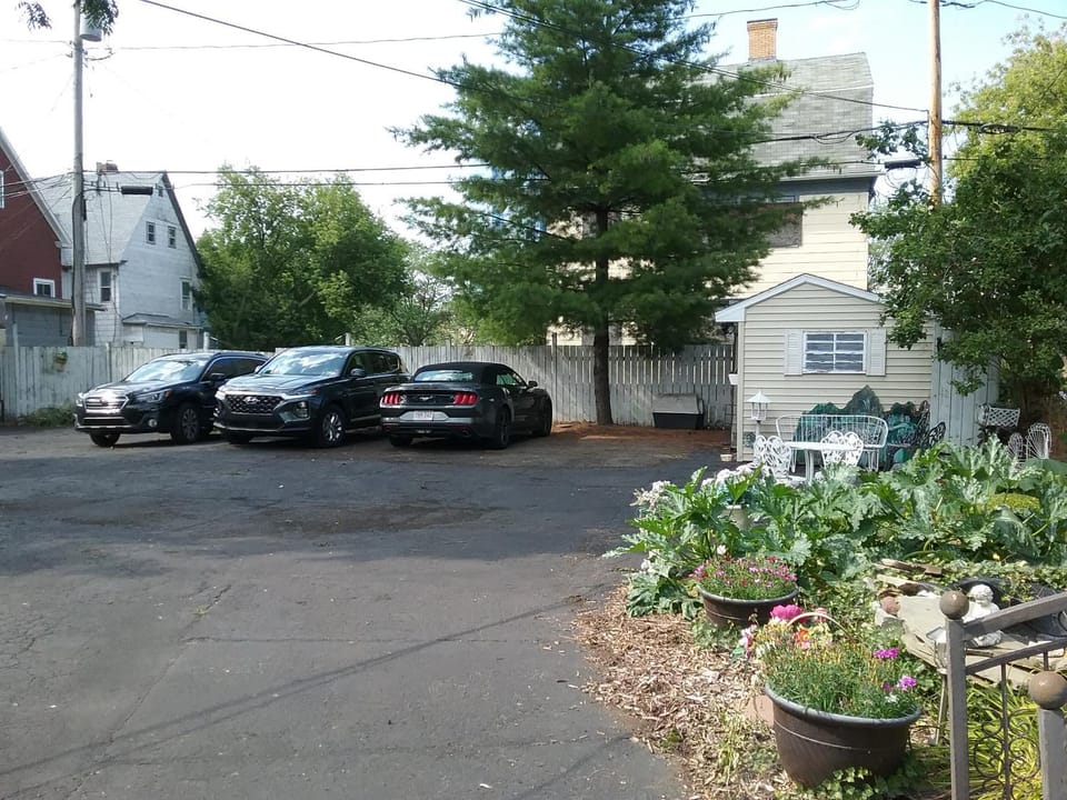 Hanover House Bed and Breakfast Bed and Breakfast in Niagara Falls